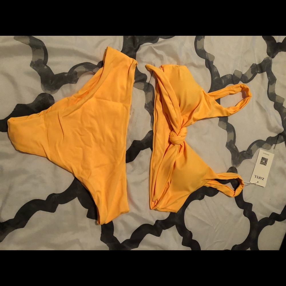 Yellow bikini - Picture 2 of 4